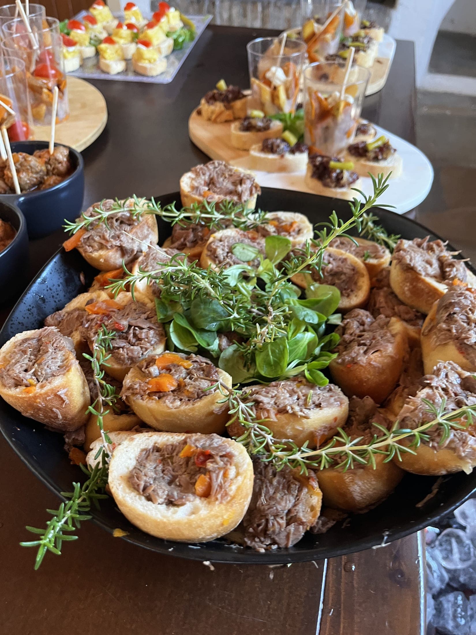 Montaditos gourmet de carne en un evento privado
