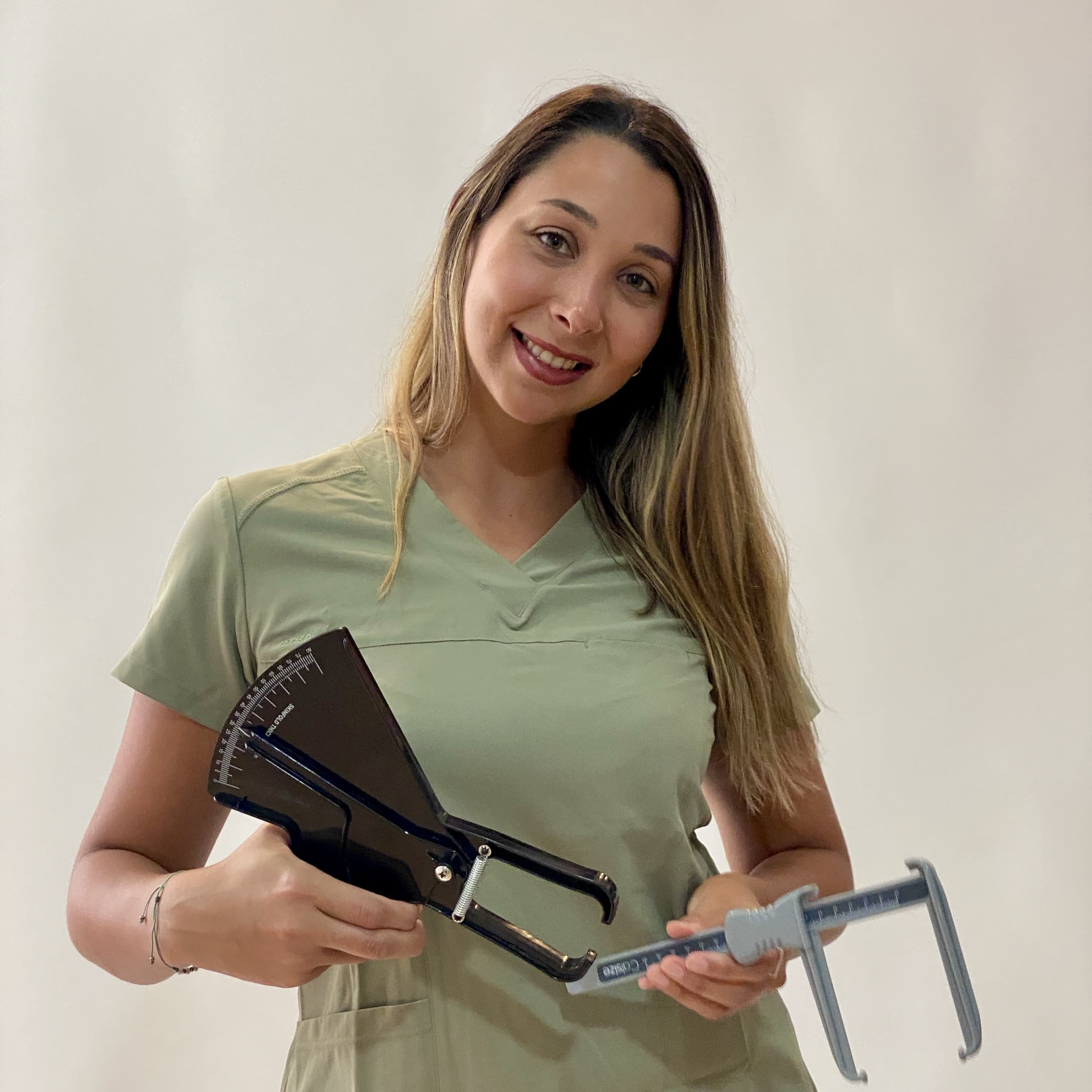 Nutricionista de FERRO con plicómetro para estudio antropométrico ISAK