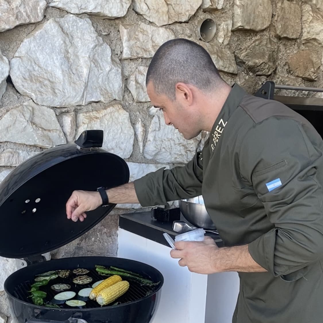 Chef privado de FERRO cocinando a la parrilla en un evento