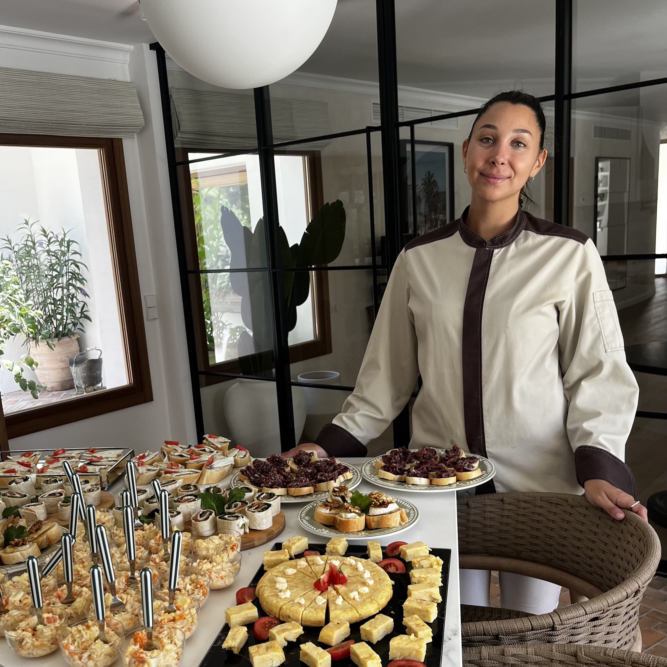 Chef privado saludable de FERRO junto a una mesa de platos