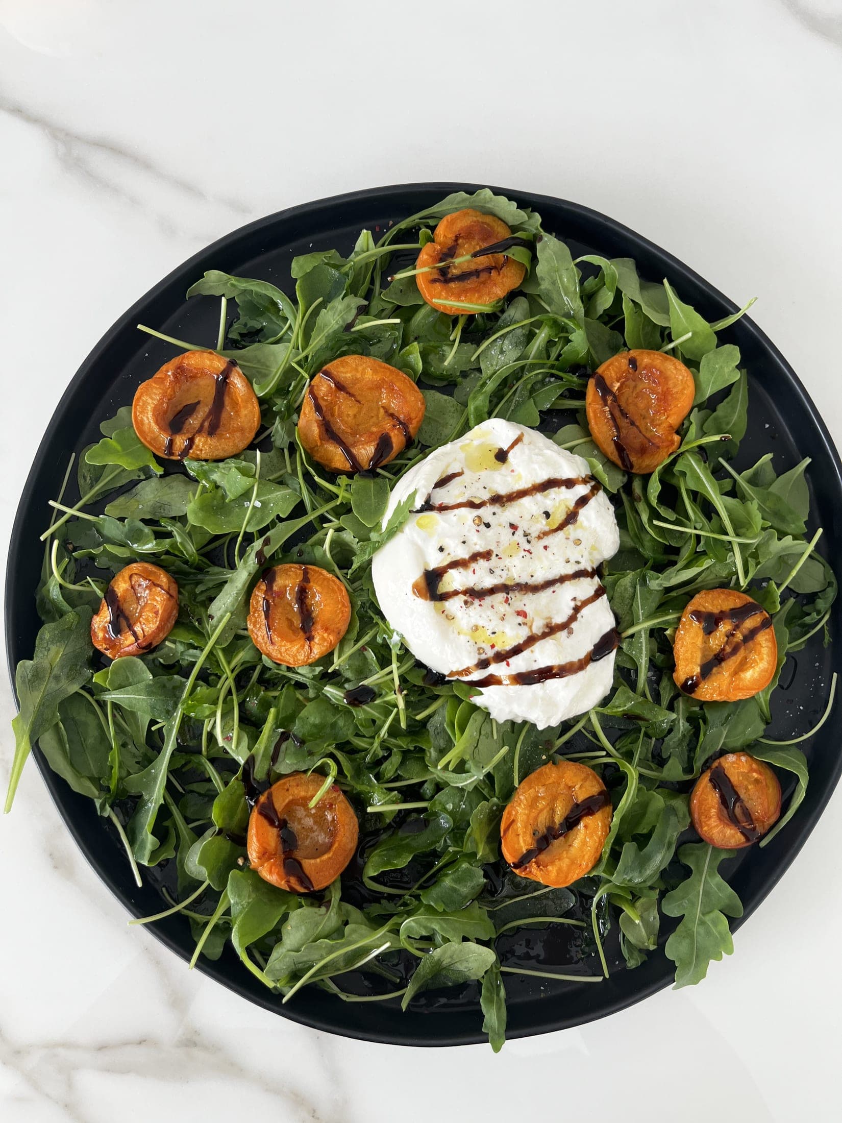 Ensalada de albaricoque a la plancha con burrata y rúcula
