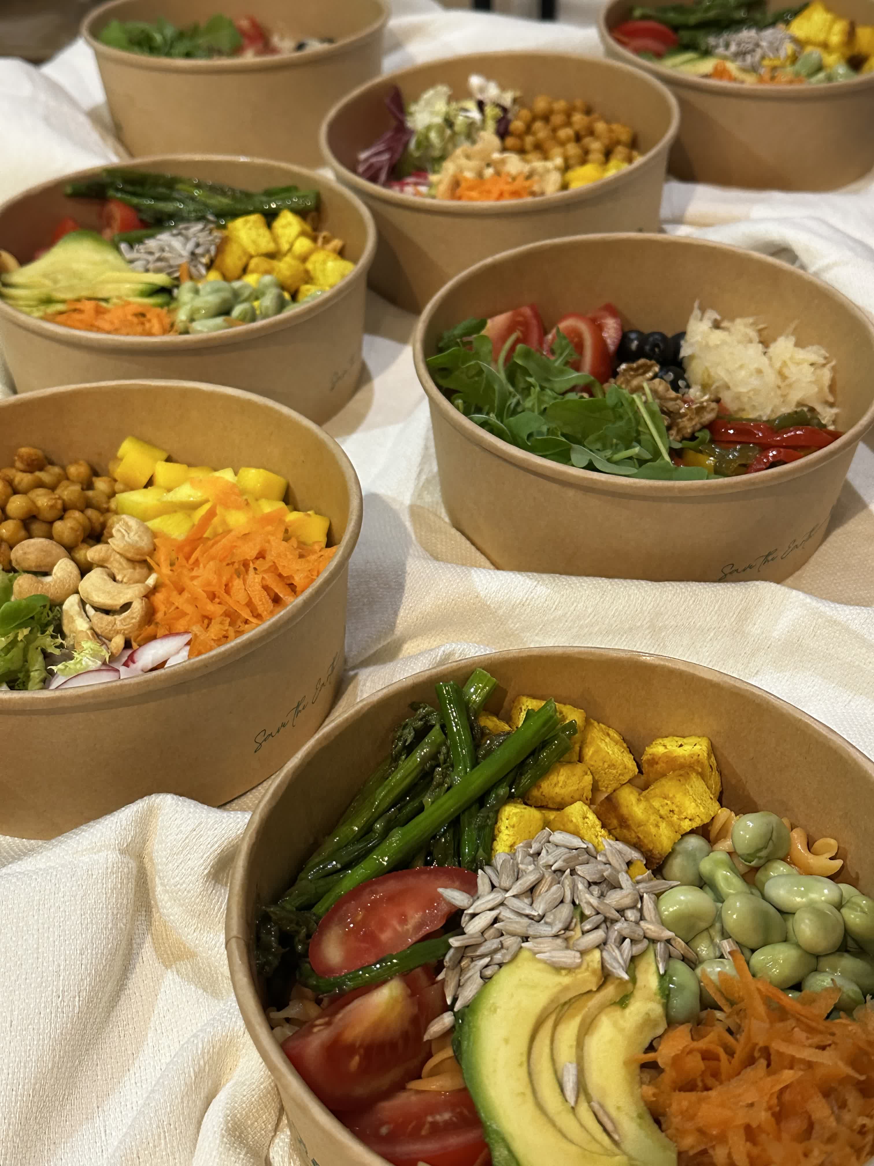 Poke bowls frescos elaborados por FERRO para familias y negocios